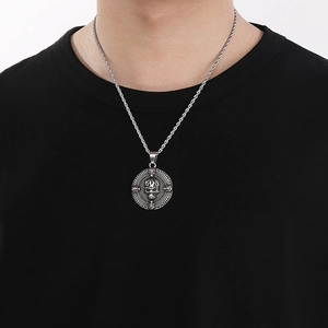 Collana retrò in acciaio inossidabile con ciondolo a teschio, asce incrociate e rosa
