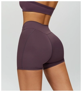 Dettaglio degli shorts da yoga prugna a vita alta con cuciture arricciate modellanti