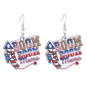 Détail de boucles d'oreilles en bois du 4 juillet avec texte BOOM BOOM Mama et paillettes