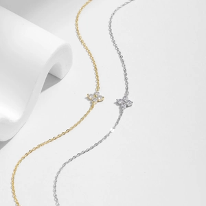 Elegant s925 silver four-leaf clover bracelet set with sparkling diamonds in gold and silver
