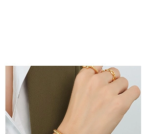 Détail des boucles d'oreilles à pompons et bracelets perlés plaqués or 18 carats
