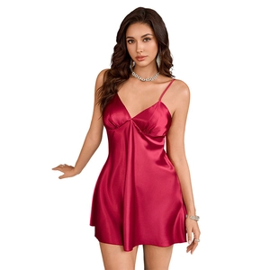 Nuisette élégante en satin rouge avec décolleté en V profond et détails plissés