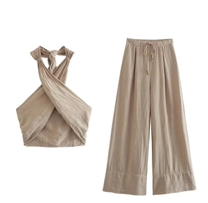 Detail von Cross-Neck-Crop-Top und weiter Hose mit Kordelzug aus beigem Leinen