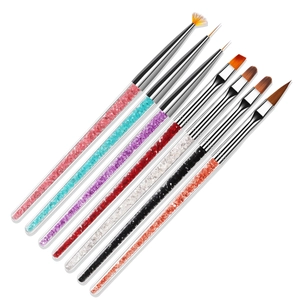 Détail de 7 pinceaux nail art professionnels avec manches en cristal et pointes variées