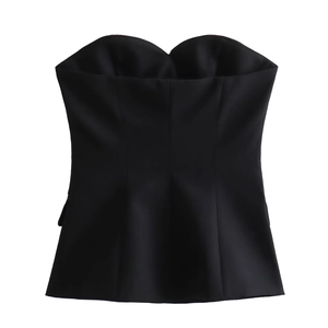 Dettaglio top a fascia nero con cuciture strutturate e scollatura a cuore elegante