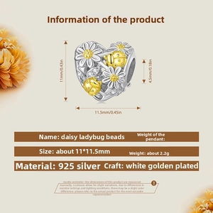 Makro-Detail des Herzanhängers aus S925 Silber mit weißen Gänseblümchen und Marienkäfern