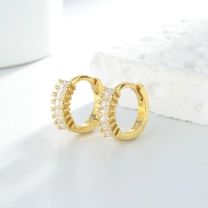 Boucles d'oreilles créoles dorées 18K ornées de zircons cubiques rectangulaires