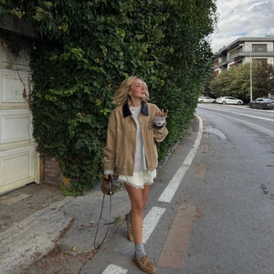 Veste en velours côtelé kaki pour femme avec jupe en dentelle et pull gris style urbain