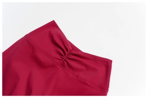 Détail du pantalon de yoga taille haute avec couture froncée pour un effet galbant