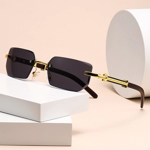 Detalle de gafas de sol sin montura con lentes degradadas y patillas de efecto madera