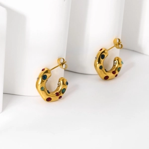 Detail von 18K vergoldeten C-Ohrringen aus Edelstahl mit bunten Zirkonia-Steinen