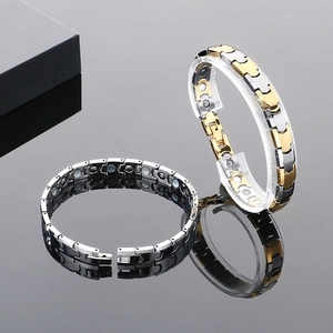 Vue détaillée de bracelets magnétiques en acier avec maillons polis argentés dorés noirs