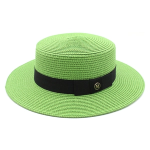 Chapeau canotier élégant en paille vert clair avec ruban noir et boucle dorée logo M