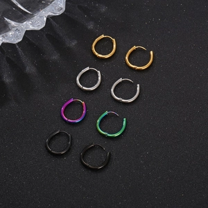 Détail de boucles d'oreilles ovales en acier titane en or, argent, arc-en-ciel et noir