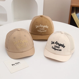 Détail de casquettes en filet pour enfants avec broderie vintage 1920 en trois tons