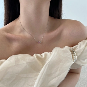 Detail of the elegant S925 silver necklace with pink and white zircon double heart pendant