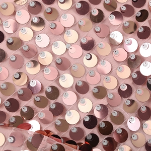 Vue détaillée du tissu brodé de paillettes dorées champagne et de tons rosés fins