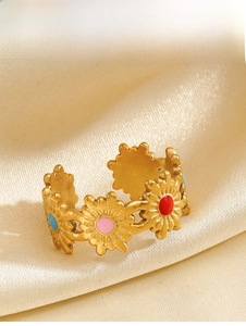 Détail de bagues marguerites plaquées or 18 carats avec cœurs en émail rouge, rose et bleu