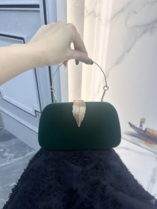 Pochette de soirée chic en velours vert émeraude avec fermoir feuille dorée et anse