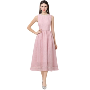 Elegante abito midi rosa senza maniche con decorazioni in perle e tessuto strutturato