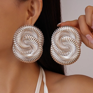Boucles d'oreilles rondes argentées avec un design métallique à texture spirale
