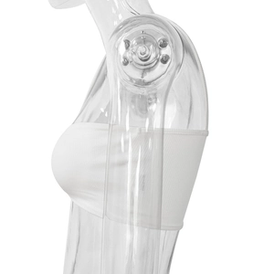 Détail latéral d'un top tube blanc en maille côtelée sur un mannequin transparent