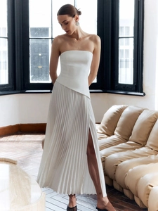 Elegante abito lungo bianco senza spalline con corpetto in raso e gonna a pieghe