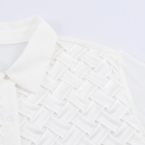 Chemisier élégant en satin blanc à manches longues avec texture tressée sur les épaules