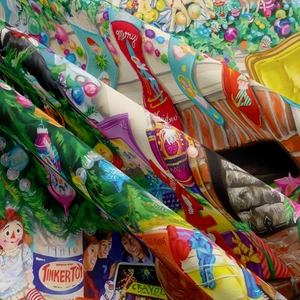 Detailansicht eines Weihnachtswandteppichs mit Vintage-Spielzeugdrucken und Nussknackern