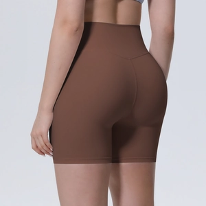 Détail du short de yoga taille haute avec coutures en V et effet galbant fessier