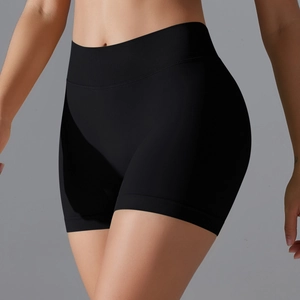 Gros plan sur la taille côtelée large du short de yoga noir sans couture à taille haute