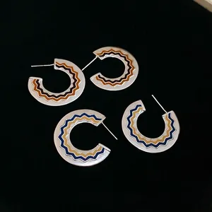 Orecchini a cerchio a C in argento smaltato con motivi a onde colorate e stile retrò