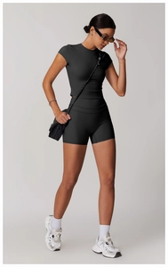 Gros plan sur le short de yoga noir à taille haute en tissu élastique pour le fitness