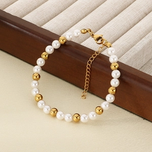 Eleganter Perlen- und Goldperlen-Armband mit verstellbarem Karabiner auf dezentem Grund