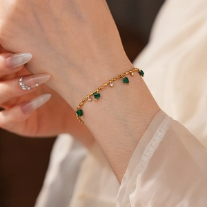 Détail d'un bracelet en plaqué or 18K avec pendentif cœur en malachite et zircon blanc