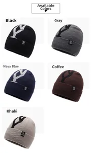 Detailansicht von fünf Farben Herren-Strickmützen mit aufgenähten Markenlogo-Lederaufnähern