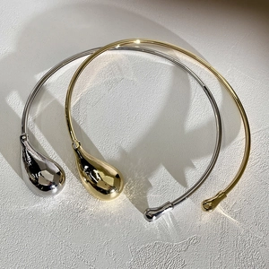 Collier ras du cou minimaliste en métal doré et argenté avec bouts en goutte