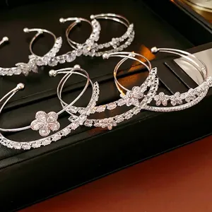 Bracelet luxueux en argent avec fleurs en zircone sur un présentoir noir