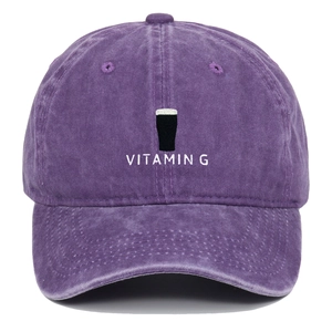 Detail einer Vintage-gewaschenen lila Baumwollkappe mit Vitamin G Bestickung vorne
