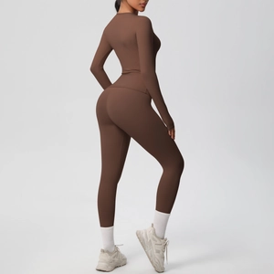 Dettaglio del set yoga marrone cioccolato con maglia a maniche lunghe e leggings aderenti