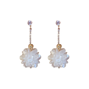 Orecchini pendenti floreali eleganti con petali bianchi e nappa di diamanti da donna