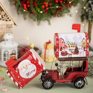 Détail d'une voiture de Noël en métal rouge avec des boîtes aux lettres décoratives