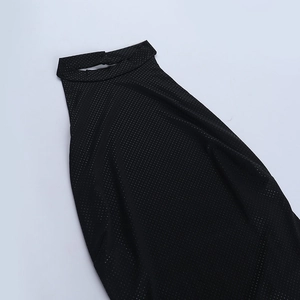 Détail d'une combinaison dos nu noire avec texture à pois fins et tissu léger et fluide