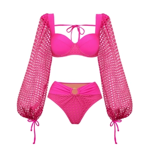 Détail de maillot de bain rose fuchsia avec manches longues au crochet et anneau métallique