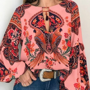 Blouse bohème rose à imprimé numérique avec motifs d'oiseaux et liens à glands