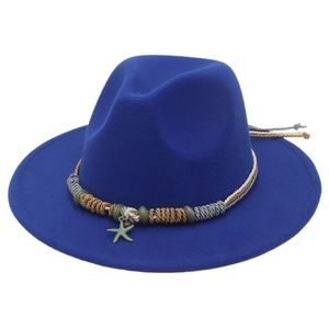Dettaglio del cappello fedora blu reale con ciondolo a stella e fascia intrecciata
