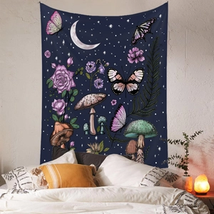 Detail eines böhmischen Wandteppichs mit Mond, Sternen, Pilzen und Schmetterlingen auf Blau