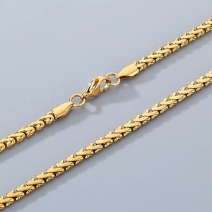 Détail d'une chaîne en os de dragon plaquée or 18 carats avec fermoir mousqueton sûr