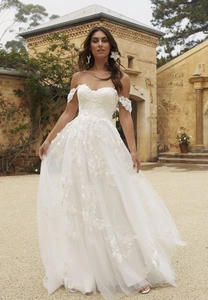 Gros plan du bustier bustier en forme de cœur avec broderie de dentelle florale 3D délicate