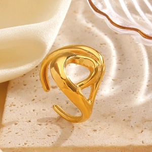 Bague ouverte dorée irrégulière au design géométrique abstrait sur socle en pierre